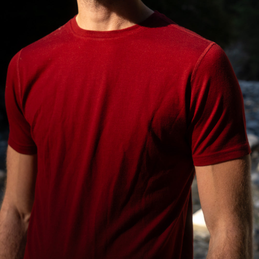 Nahaufnahme des roten Merino 180g kurzarm T-Shirt, welches sich perfekt für alle Aktivitäten draußen eignet