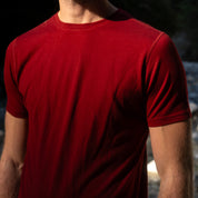 Nahaufnahme des roten Merino 180g kurzarm T-Shirt, welches sich perfekt für alle Aktivitäten draußen eignet