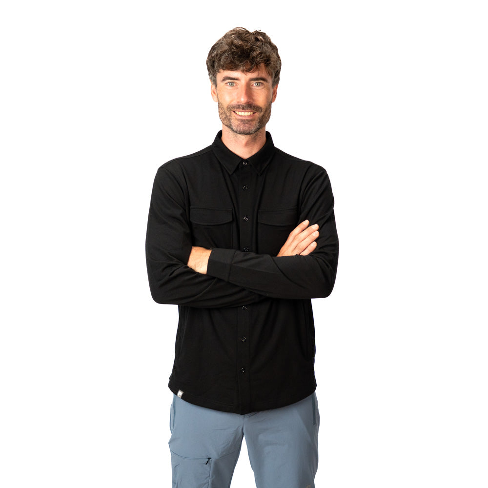Mann trägt schwarzes Wanderhemd, perfekt geeignet für Outdoor Aktivitäten und Alltag 