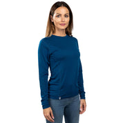 Frau trägt Merino Langarmshirt Damen 150 g/m² mit CORESPUN-Technologie, ideal für Outdoor-Aktivitäten.