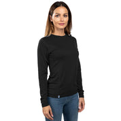 Frau in schwarzem Merino Langarmshirt Damen 150 g/m² von Alpin Loacker, ideal für Outdoor-Aktivitäten, mit CORESPUN-Technologie für Komfort und Haltbarkeit.
