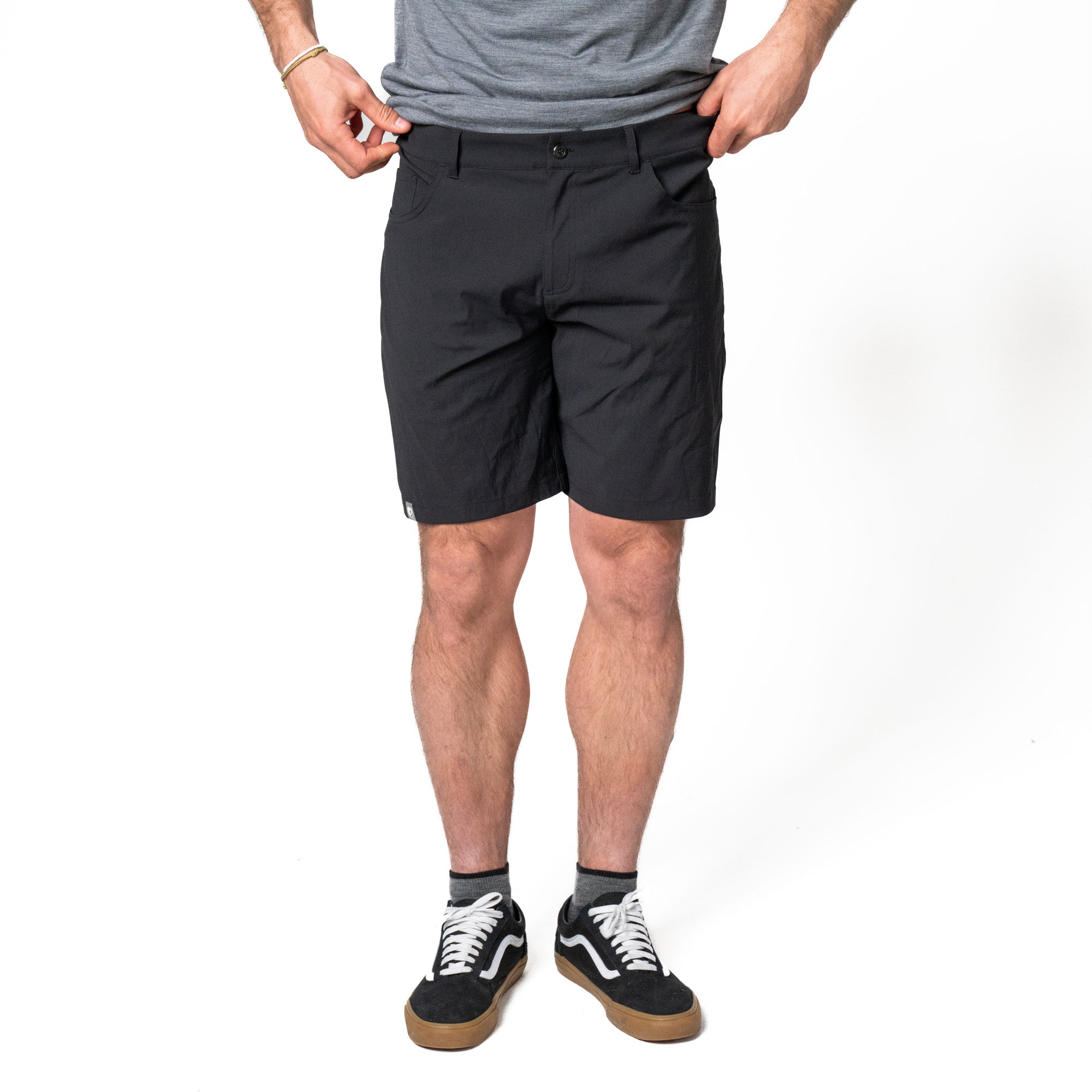 Model trägt schwarze kurze Wanderhose von Alpin Loacker