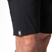 Model trägt schwarze kurze Wanderhose von Alpin Loacker