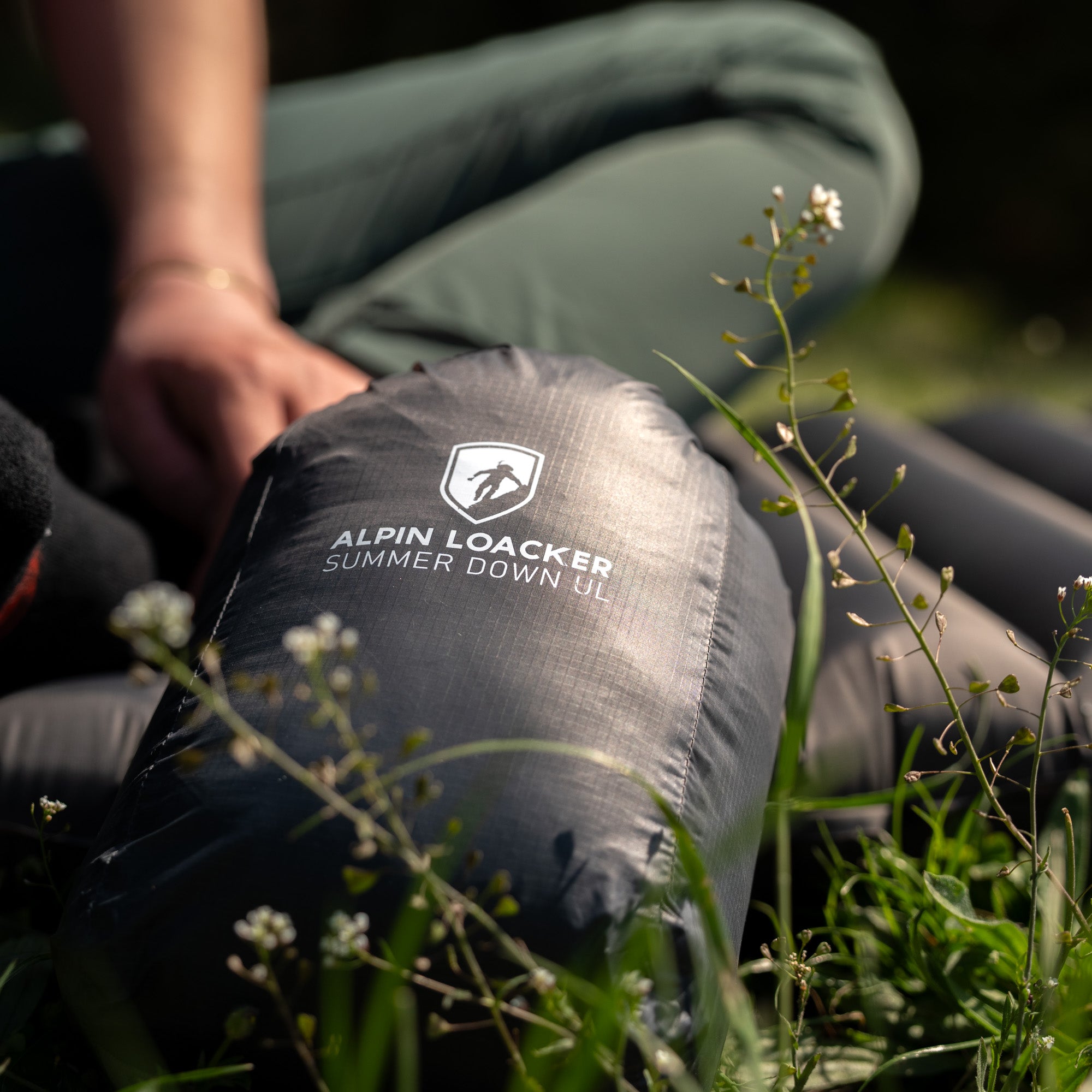 verpackter Sommerdaunenschlafsack UL im Gras