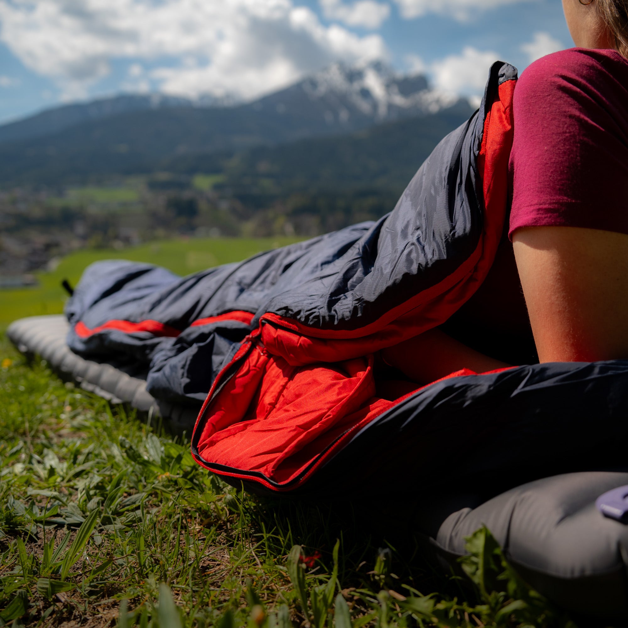 Nahaufnahme des synthetischen Sommerschlafsacks von Alpin Loacker