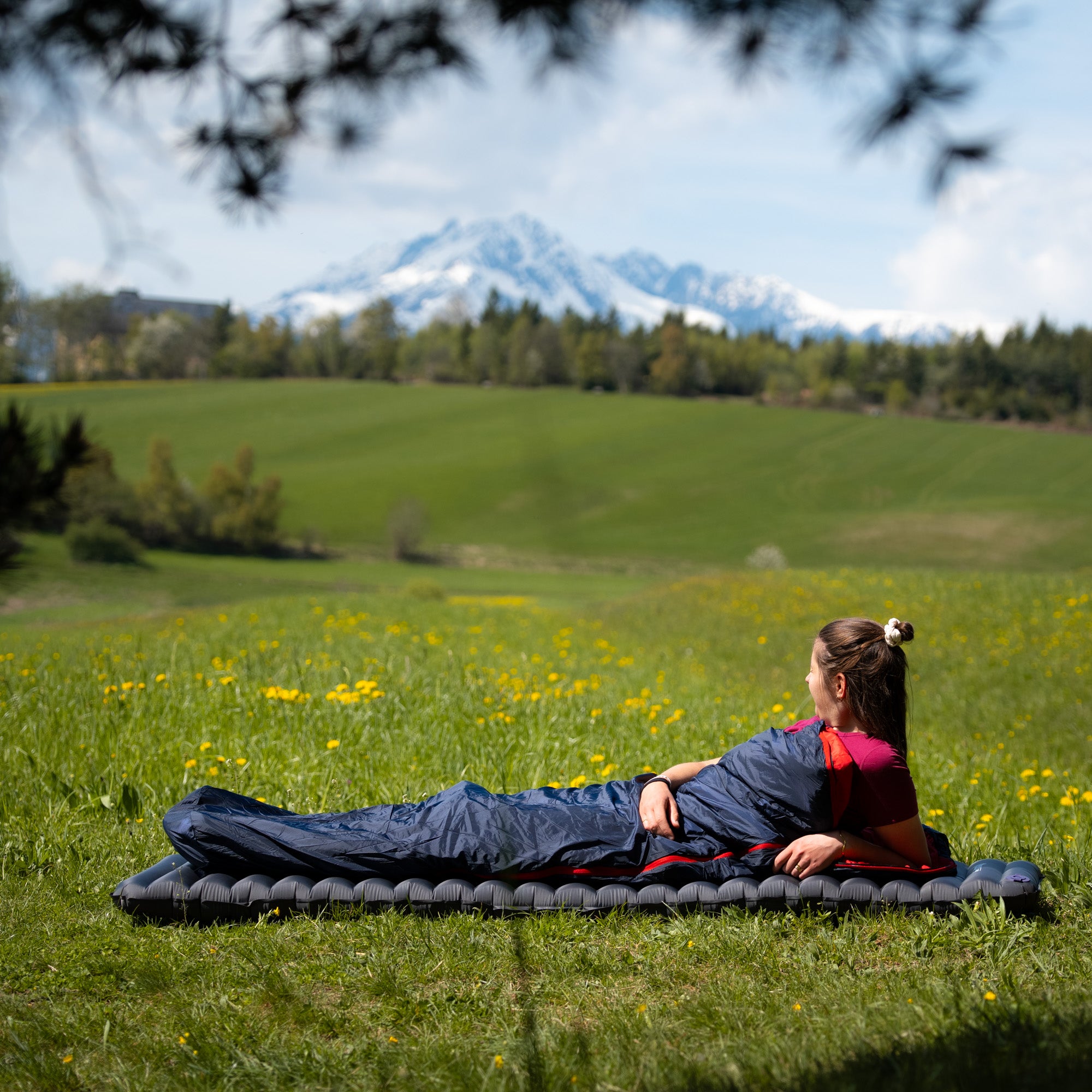 Model liegt in synthtik Sommerschlafsack Syn Pro von Alpin Loacker
