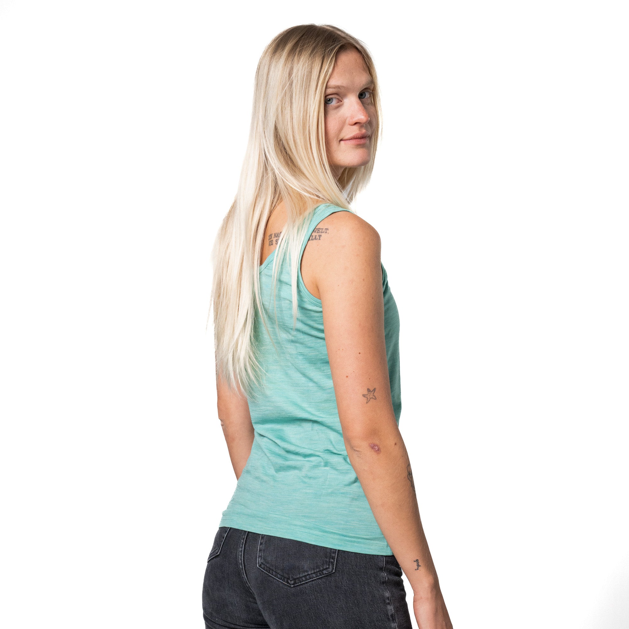 m2, Mineral, lächelnd. Ideal für Outdoor-Abenteuer, bietet optimalen Klima- und Tragekomfort durch CORESPUN-Technologie.