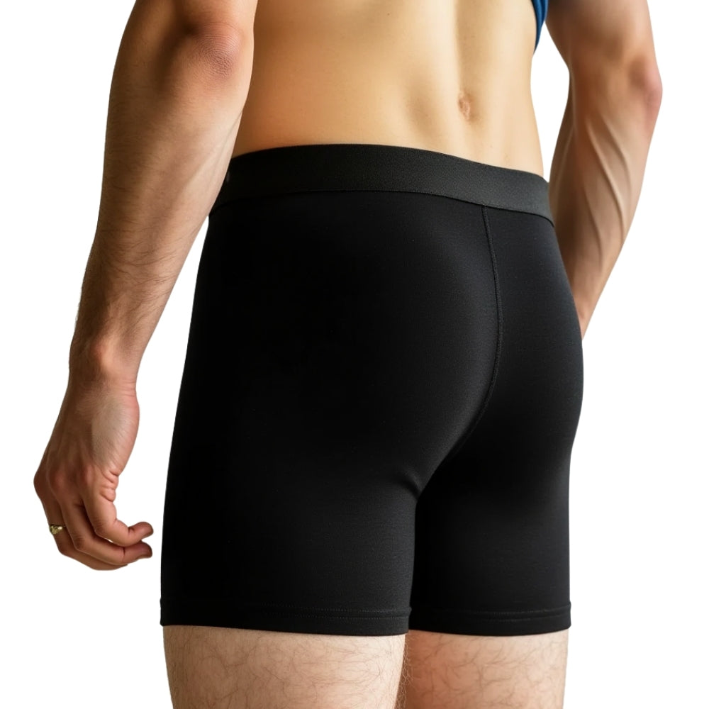 Rückansicht einer Person in schwarzen Coolmax Merino Boxershorts Herren – 2er Set, betont Komfort und Technologie für Sport und Alltag.