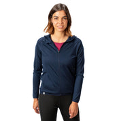 Junge Frau trägt 100% Merinowolle Jacke Damen 160 g/m² - ultrafein, perfekt für Outdoor-Aktivitäten, kombiniert mit maroonem Oberteil und schwarzen Leggings.