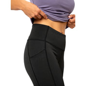 Seitliche Nahaufnahme von Merino Leggings/Hose Damen - 290 g/m2, mit hohem Bund und Seitentasche, ideal für Yoga und Reisen, zeigt aufgedeckten Bauch.