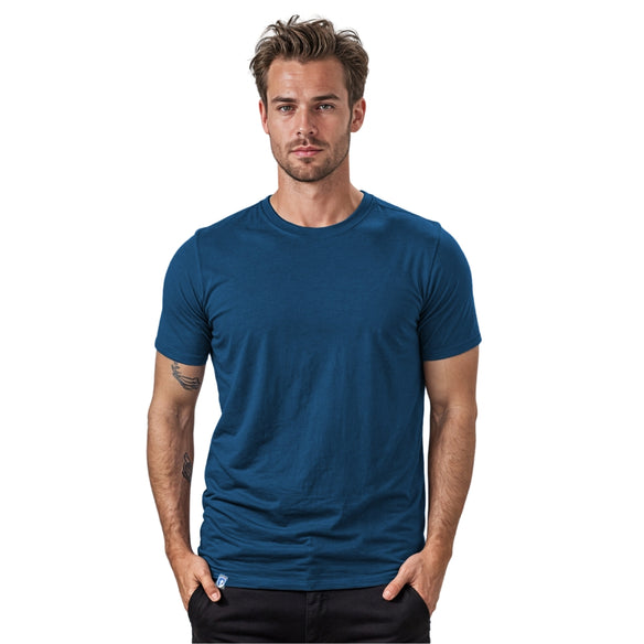 Mann trägt Alpin Loacker Merino T-Shirt Herren 150 g/m², ideal für Outdoor-Aktivitäten, kombiniert Komfort und Funktionalität mit Merinowolle und synthetischen Fasern.