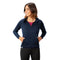 Frau trägt 100% Merinowolle Jacke Damen 160 g/m² - ultrafein, ideal für Outdoor und Alltag, zeigt Komfort und Funktionalität der Alpin Loacker Merino Jacke.