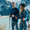 Merino hat men & women knit 230g/m²: Two people hiking in the mountains, wearing merino beanies, ideal for outdoor activities thanks to temperature-regulating and odor-neutral properties.