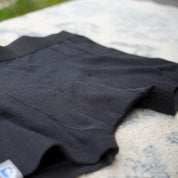 Nahaufnahme einer schwarzen DamenMerino Shorts, auf der die Nähte gut zu sehen sind.