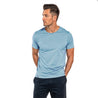 Mann trägt Alpin Loacker Merino T-Shirt Herren 150 g/m2, ideal für Outdoor-Aktivitäten, vereint Komfort und Funktionalität durch Corespun Merinowolle.