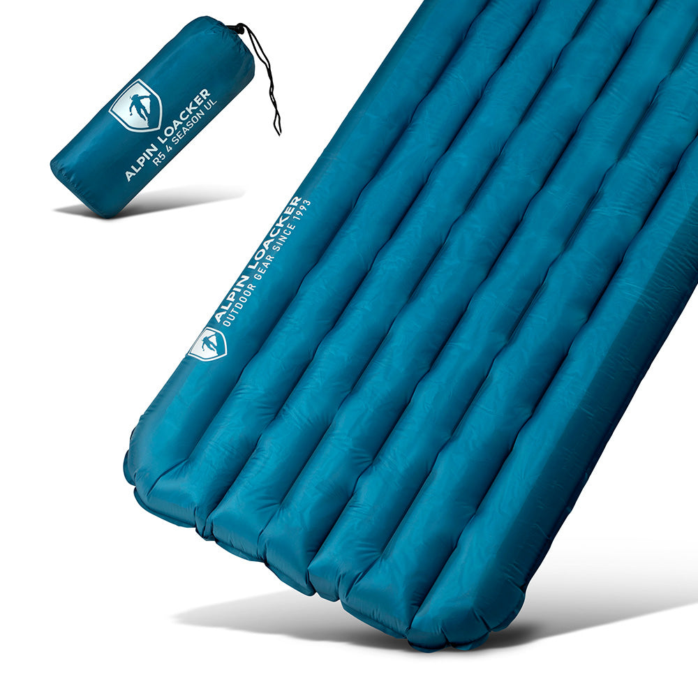 Leichte Isomatte für 4 Jahreszeiten: Blaues, aufblasbares R5 Pad und Pump Bag von Alpin Loacker, ideal für Outdoor-Abenteuer mit hervorragender Isolation und Komfort.