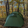 Tunnelzelt für 2 Personen 1.99kg im Wald, ideal für Camping, leichtes Ripstop-Nylon, robust und wasserdicht, perfekt für Wanderungen und Fahrradtouren.