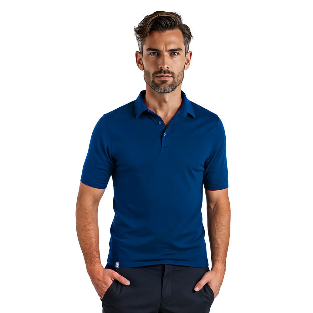 Merino Poloshirt Heren: Heren dragen een blauw merino poloshirt, ideaal voor buitenactiviteiten, ademend, temperatuurregulerend en geurbestendig. Ideaal voor het dagelijks leven en de natuur.