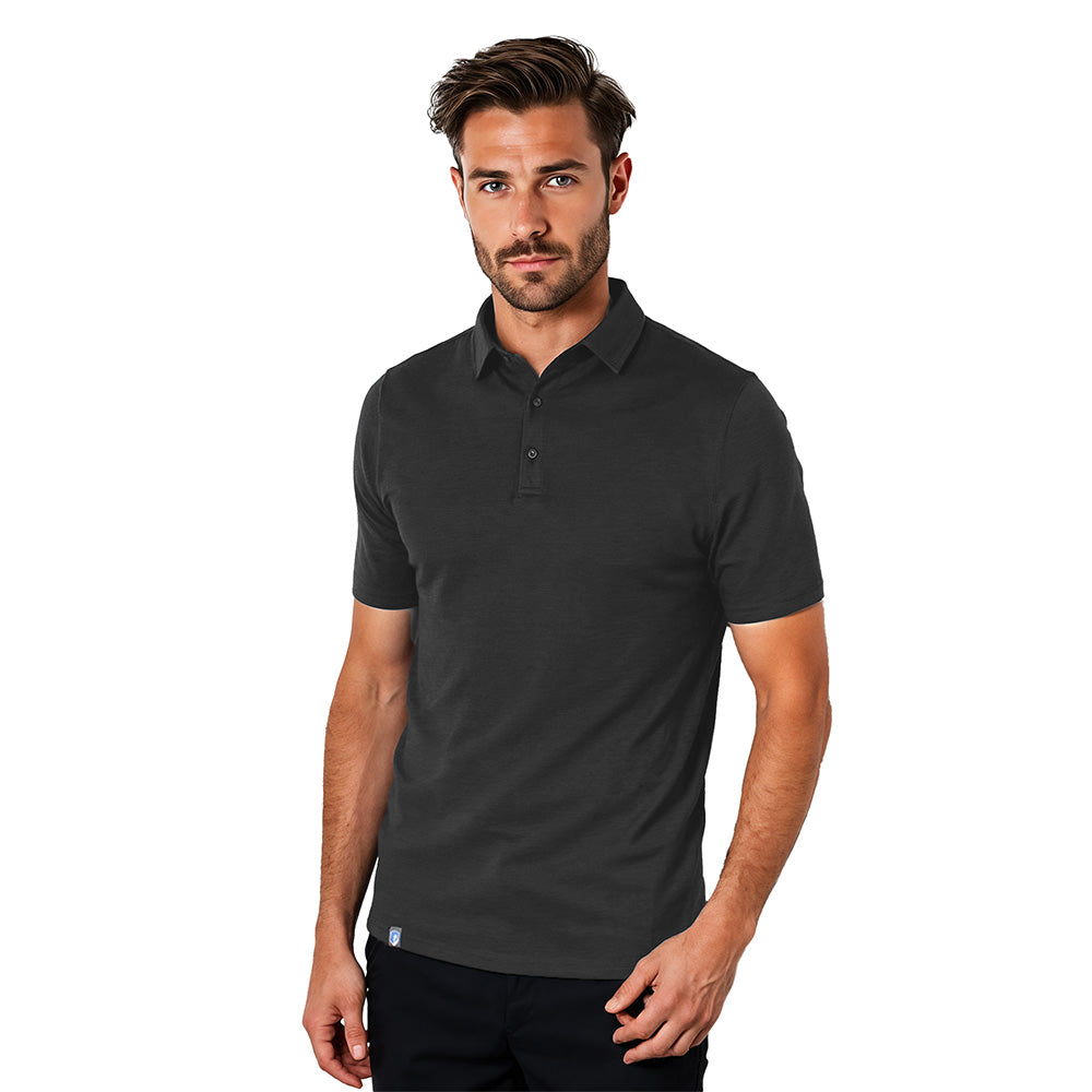 Een man draagt een merino poloshirt voor heren, ideaal voor buitenactiviteiten, gemaakt van ademende, temperatuurregulerende merinowol, stijlvol met een kraag en knoopsluiting.