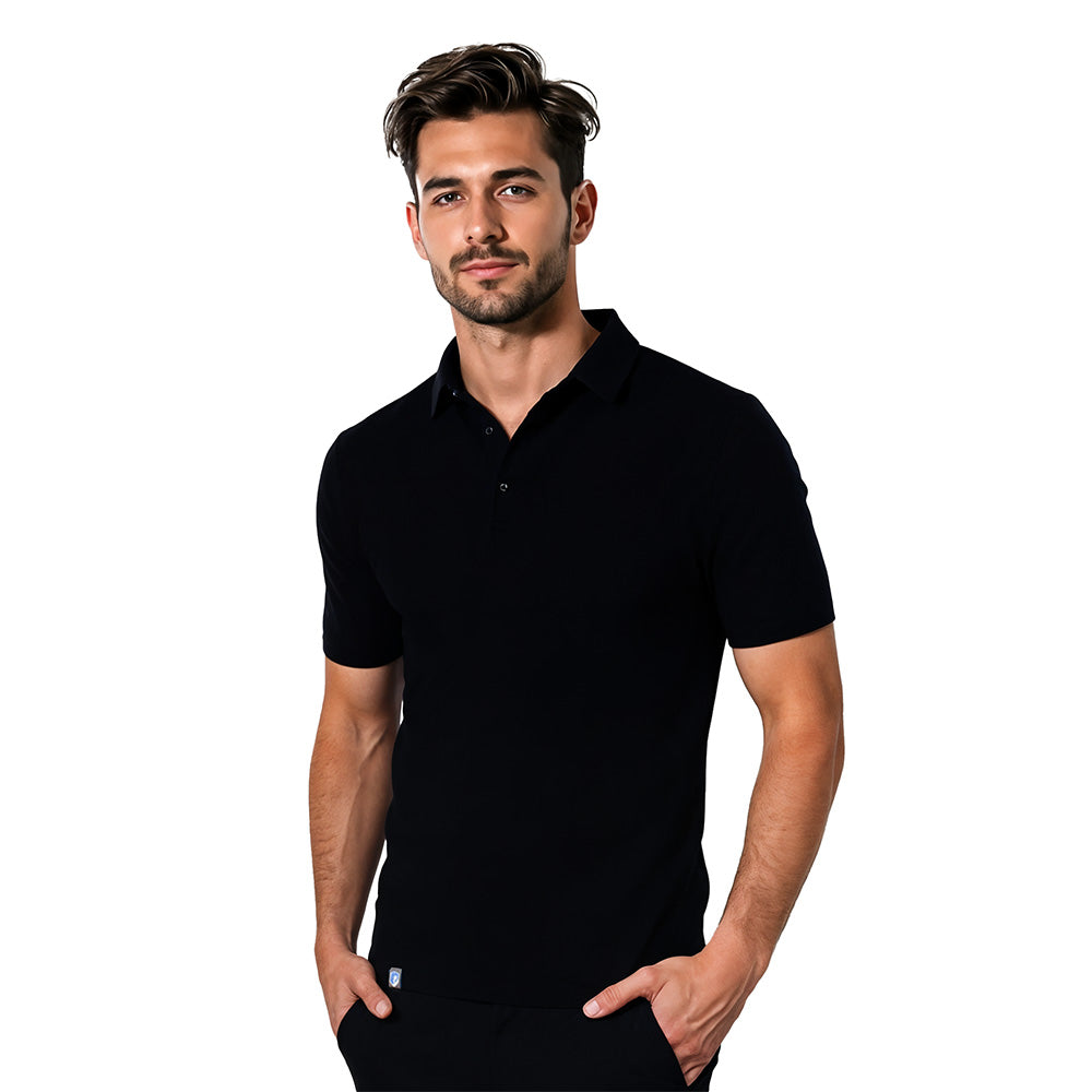 Man draagt Merino Polo Shirt Heren, ideaal voor buitenactiviteiten. Elegant design met knoopsluiting en kraag, gemaakt van ademende, geurbestendige merinowol.