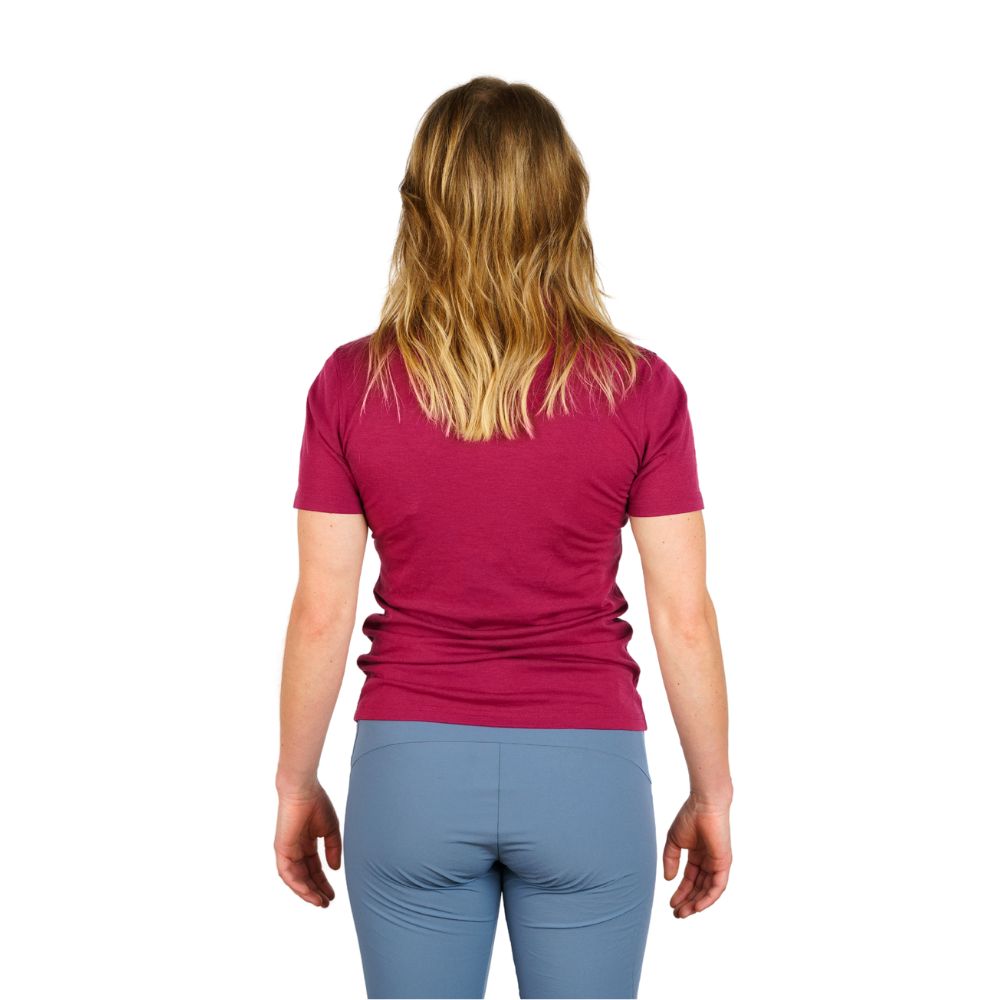 Alpine Loacker merino functioneel shirt dames met polosnit in berry achteraanzicht 