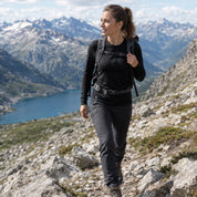 Alpin Loacker Merino Coolmax Langarmshirt Damen 150 g/m² Schwarz – Trageansicht beim Wandern