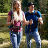 Escursionisti indossano il T-shirt Merino Uomo 150 g/m² di Alpin Loacker durante il trekking, con bastoncini da trekking nel bosco, ideale per attività all'aperto.