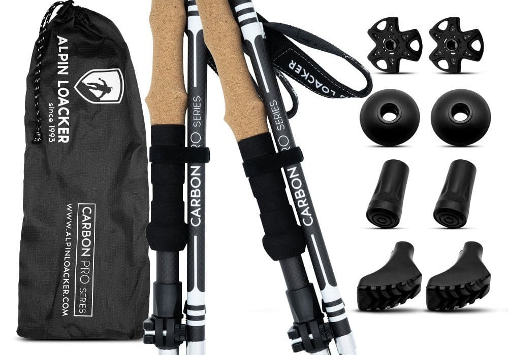 Faltbare Wanderstöcke aus Carbon mit Korkgriffen, Zubehör wie Schneeteller, Gummispitzen und Transporttasche, ideal für anspruchsvolle Outdoor-Aktivitäten.