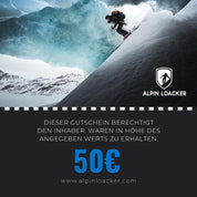 Person auf Snowboard in verschneiter Berglandschaft, symbolisiert Abenteuerlust. Ideal für Alpin Loacker Geschenkgutschein, der flexible Outdoor-Erlebnisse ermöglicht.
