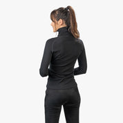 Frau trägt Merino Langarmshirt mit Zip Damen 230g/m², ideal für Outdoor-Abenteuer, aus atmungsaktiver, geruchsresistenter Merinowolle, perfekt für Wanderungen und Reisen.