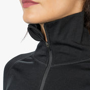Nahaufnahme eines Merino Langarmshirts mit Zip Damen 230g/m², betont Reißverschluss-Detail und Funktionalität für Outdoor-Abenteuer, aus weicher, geruchsresistenter Merinowolle.