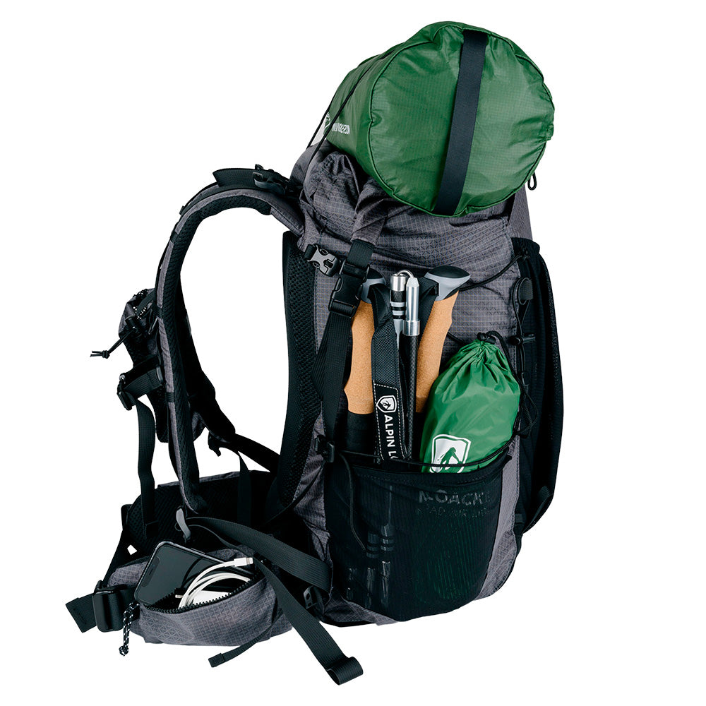 Packa din turryggsäck korrekt, lätt vandringsryggsäck med liggunderlag och tillbehör, grå bergsryggsäck 
