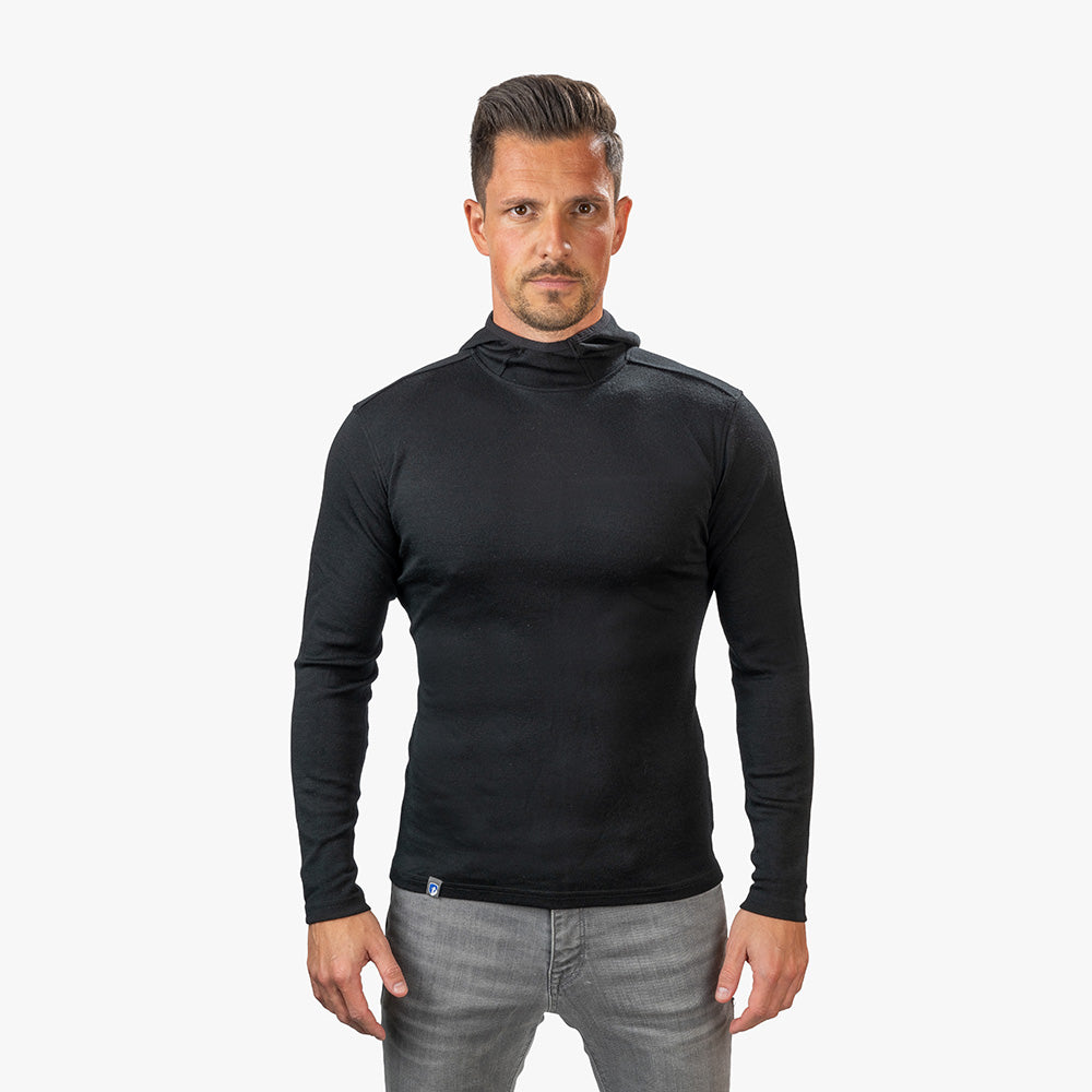 Merino Hoody Herren 230 g/m²: Mann trägt schwarzen Merinowolle-Hoody, ideal für Sport und Alltag, feine Verarbeitung, lässiger Schnitt, perfekt unter Helm.