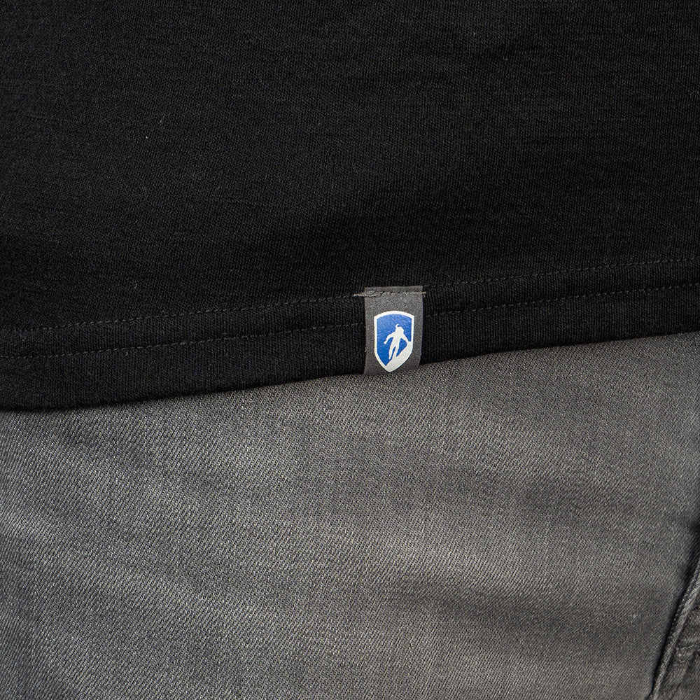 Merino Langarm Shirt Herren 150 g/m² mit dezentem Logo, ideal für Outdoor-Aktivitäten. Hergestellt aus CORESPUN Merinowolle, bietet Komfort und Funktionalität.