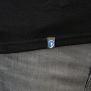 Merino Langarm Shirt Herren 150 g/m² mit dezentem Logo, ideal für Outdoor-Aktivitäten. Hergestellt aus CORESPUN Merinowolle, bietet Komfort und Funktionalität.