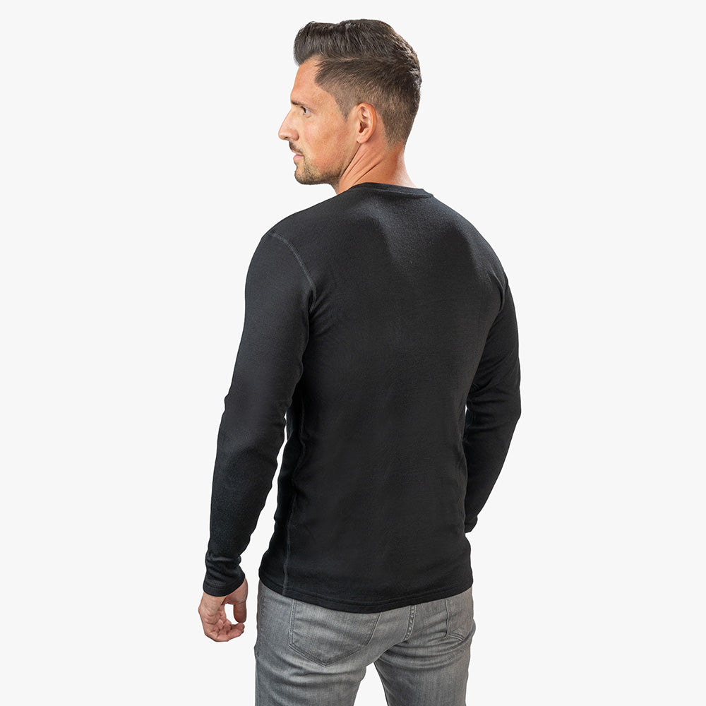 Mann im Alpin Loacker Merino Langarm Shirt, ideal für Outdoor-Aktivitäten. Hergestellt aus atmungsaktiver, geruchsneutraler Merinowolle mit CORESPUN-Technologie für Komfort und Haltbarkeit.