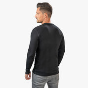 Mann im Alpin Loacker Merino Langarm Shirt, ideal für Outdoor-Aktivitäten. Hergestellt aus atmungsaktiver, geruchsneutraler Merinowolle mit CORESPUN-Technologie für Komfort und Haltbarkeit.