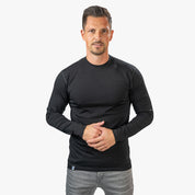 Mann trägt Merino Langarm Shirt Herren 150 g/m² aus Merinowolle, ideal für Outdoor-Aktivitäten. Perfekt für Komfort und Temperaturregulierung bei Wanderungen.