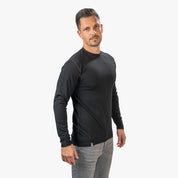 Mann trägt Merino Langarm Shirt Herren 150 g/m², ideal für Outdoor-Aktivitäten. Kombiniert Komfort mit innovativer CORESPUN-Technologie. Perfekt für Wandern und Alltagsgebrauch.
