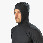 Merino Hoody Herren 230 g/m2 aus hochwertiger Merinowolle, eng anliegende Kapuze, ideal für Sport und Alltag, gezeigt an einem Mann.