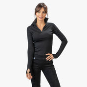 Frau trägt Merino Langarmshirt mit Zip Damen 230g/m² aus 100% Merinowolle, ideal für Outdoor-Aktivitäten, bekannt für Atmungsaktivität und Geruchsresistenz.
