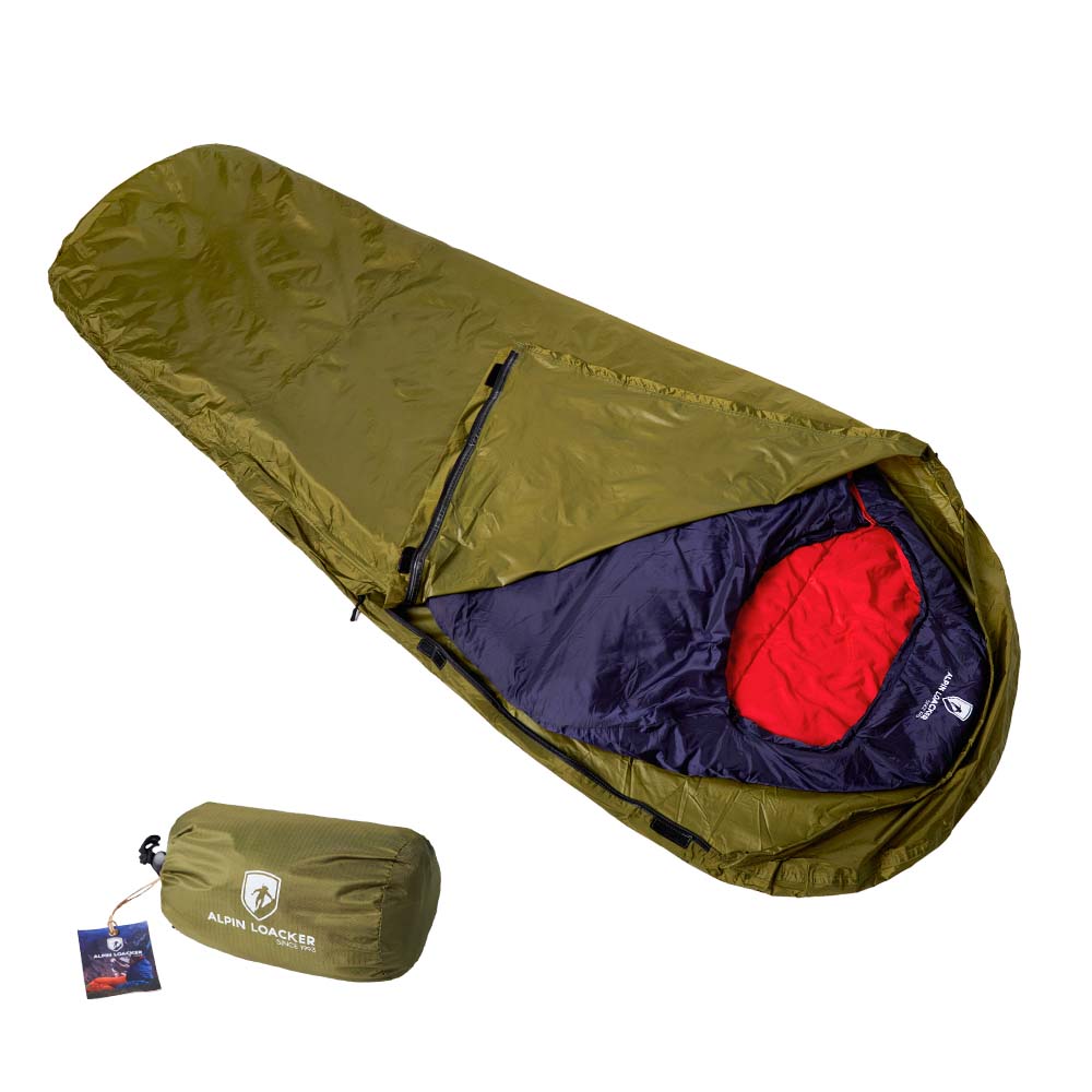 Bivi PRO - leichter Biwaksack aus grünem RipStop Nylon, wasserfest, mit rotem Innenfutter, ideal für Outdoor-Abenteuer, inklusive Packsack und blauer Produktetikett.