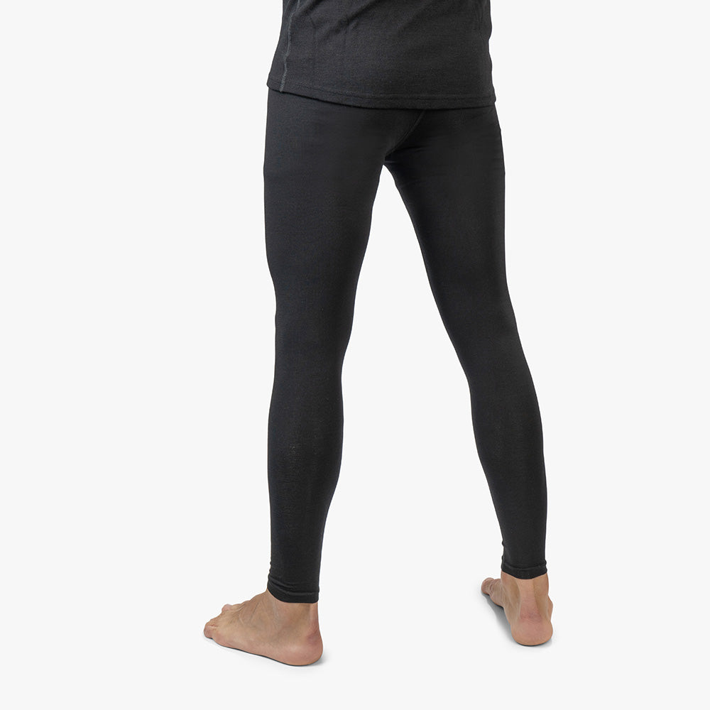 Lange Merino Unterhose Herren 150 g/m2, getragen; betont Komfort und Funktionalität für Outdoor-Aktivitäten dank CORESPUN-Technologie, Merinowolle und synthetischen Fasern.