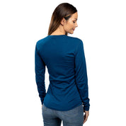 Frau trägt Merino Langarmshirt Damen 150 g/m², ideal für Outdoor-Aktivitäten. Hergestellt aus Merinowolle mit CORESPUN-Technologie für Komfort und Haltbarkeit.