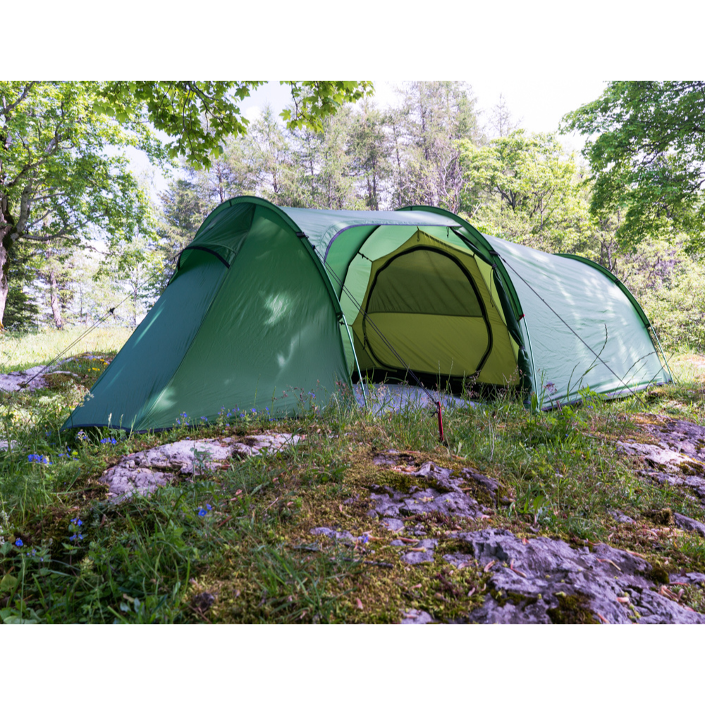 Tunnelzelt für 2 Personen 1.99kg im Wald, ideal für Wanderungen mit leichtem, wasserdichtem Ripstop-Nylon, großzügiger Apsis und stabiler Aluminiumkonstruktion.