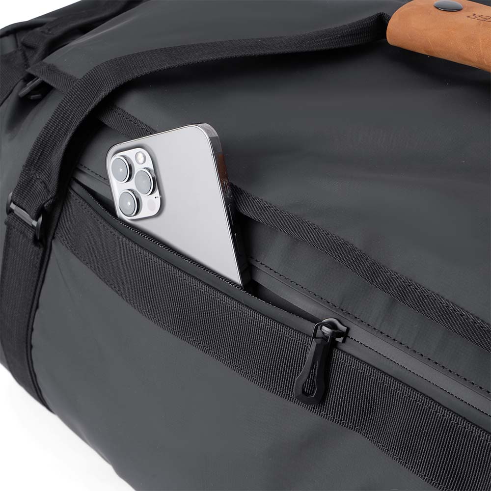 Reisetasche, Sporttasche & Duffel Bag mit Handy im Hauptfach, perfekt organisiert und wasserabweisend, ideal für Outdoor-Abenteuer und Reisen.
