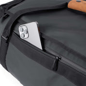 Reisetasche, Sporttasche & Duffel Bag mit Handy im Hauptfach, perfekt organisiert und wasserabweisend, ideal für Outdoor-Abenteuer und Reisen.