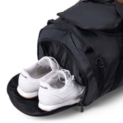 Reisetasche: Alpin Loacker Duffel Bag mit weißen Sneakern im separaten Schuhfach, ideal für Outdoor-Abenteuer, wandelbar zum Rucksack, wasser- und schmutzabweisend.