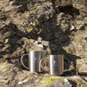 super easy camping cups outdoor on rocks, travel teebecher with carabiner, thermostat with handle of Alpin Loacker, Campingbecher