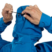 Person trägt die Herren 3 Lagen Hardshell Regenjacke, hält Mikrofon und Kabel, ideal für Outdoor-Aktivitäten mit wasserdichtem, winddichtem und atmungsaktivem Design.